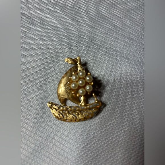 Vintage Goldtone & Pearls Sailboat Brooch Excellent Preloved Condition - Picture 2 of 4